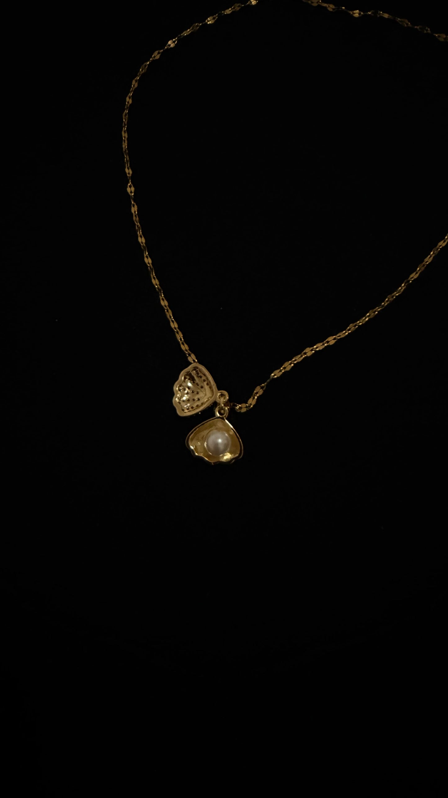 Gold plated seashell necklace with pearl