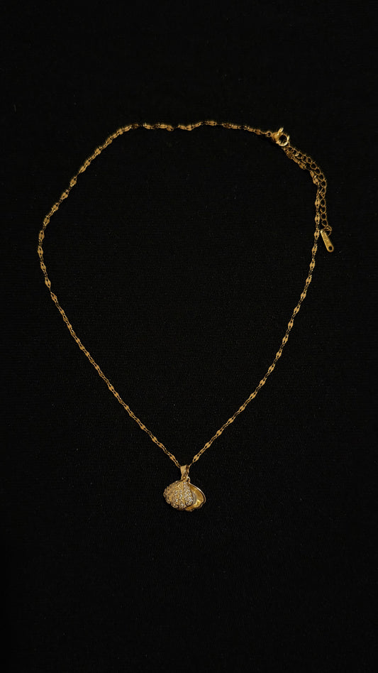 Gold plated seashell necklace with pearl